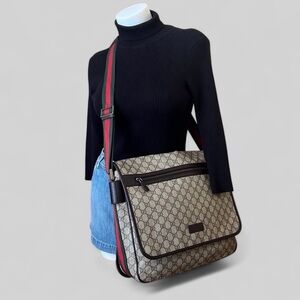 A520-  Gucci messenger bag